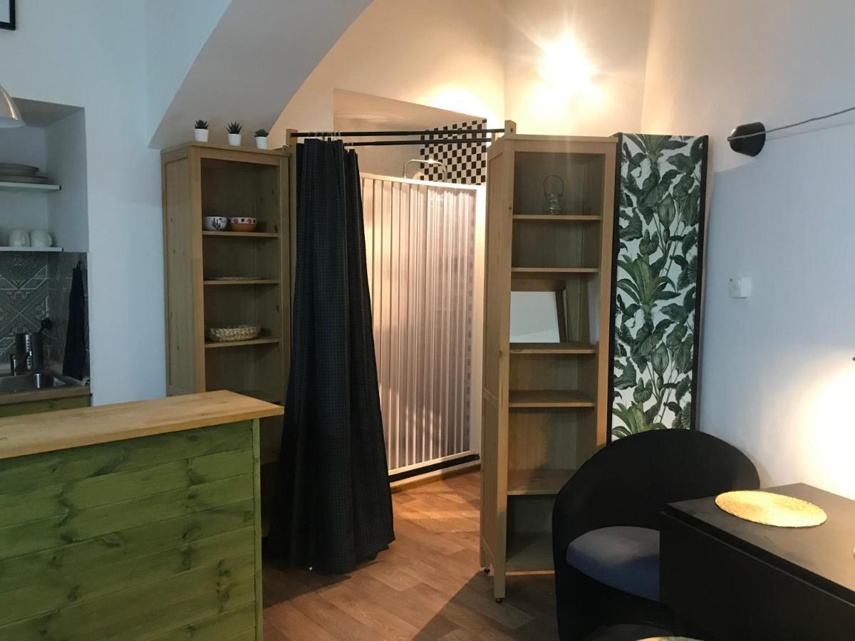 Apartment Fun Tiki Vibe / Charles Bridge / Netflix Prague