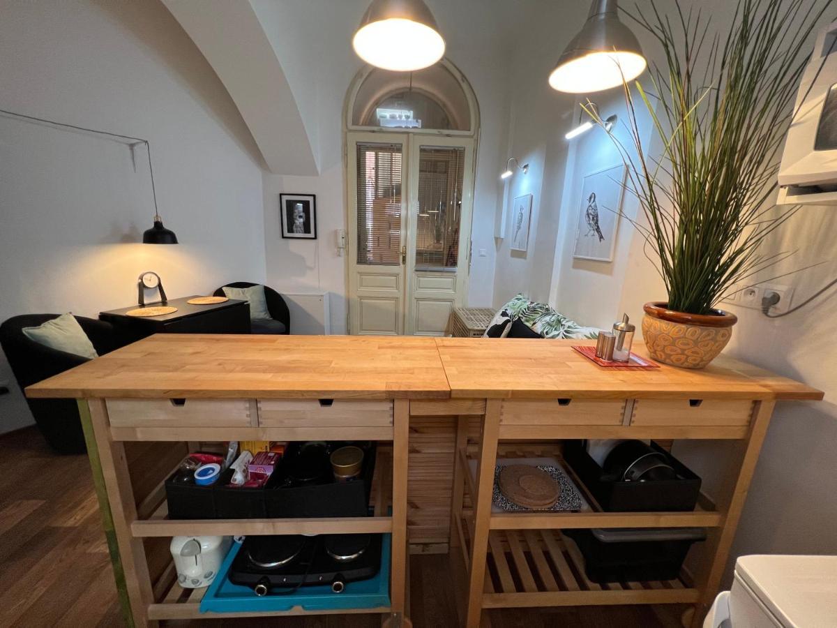 Fun Tiki Vibe / Charles Bridge / Netflix Apartment *