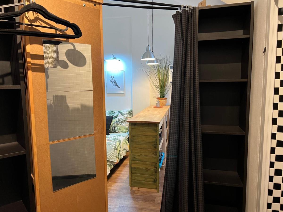 Fun Tiki Vibe / Charles Bridge / Netflix Apartment