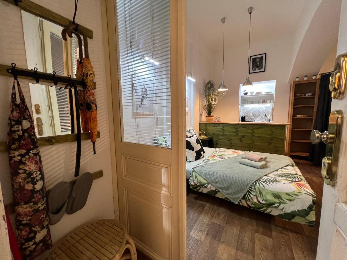 Fun Tiki Vibe / Charles Bridge / Netflix * Prague