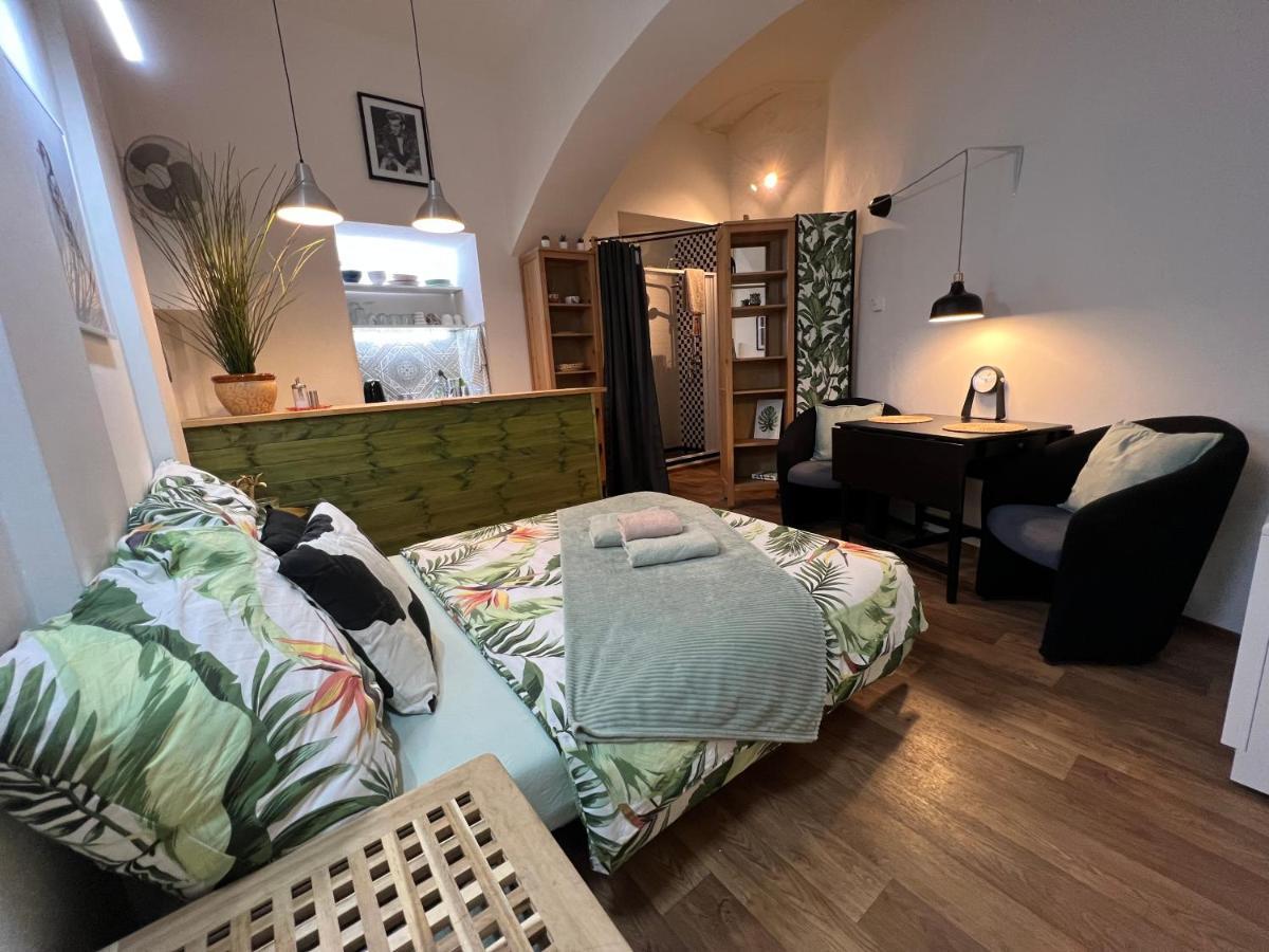 Fun Tiki Vibe / Charles Bridge / Netflix *