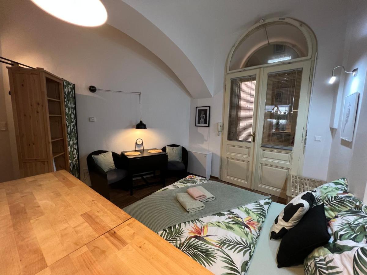 Fun Tiki Vibe / Charles Bridge / Netflix Apartment *