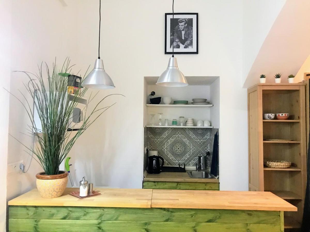 Apartment Fun Tiki Vibe / Charles Bridge / Netflix