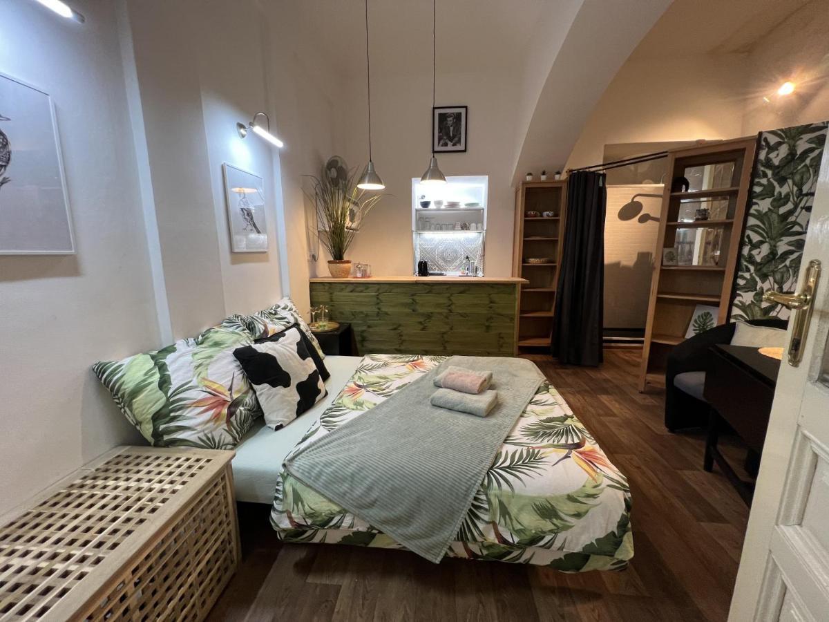 Fun Tiki Vibe / Charles Bridge / Netflix Apartment Prague