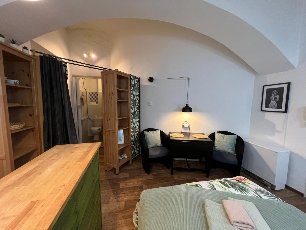 Fun Tiki Vibe / Charles Bridge / Netflix Prague