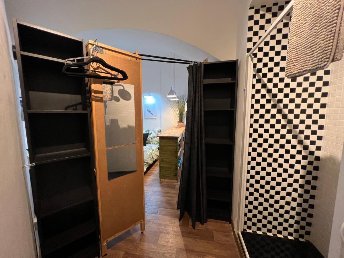 Apartment Fun Tiki Vibe / Charles Bridge / Netflix Prague