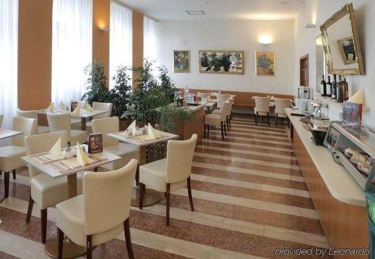 Centre Plaza Hotel 3*