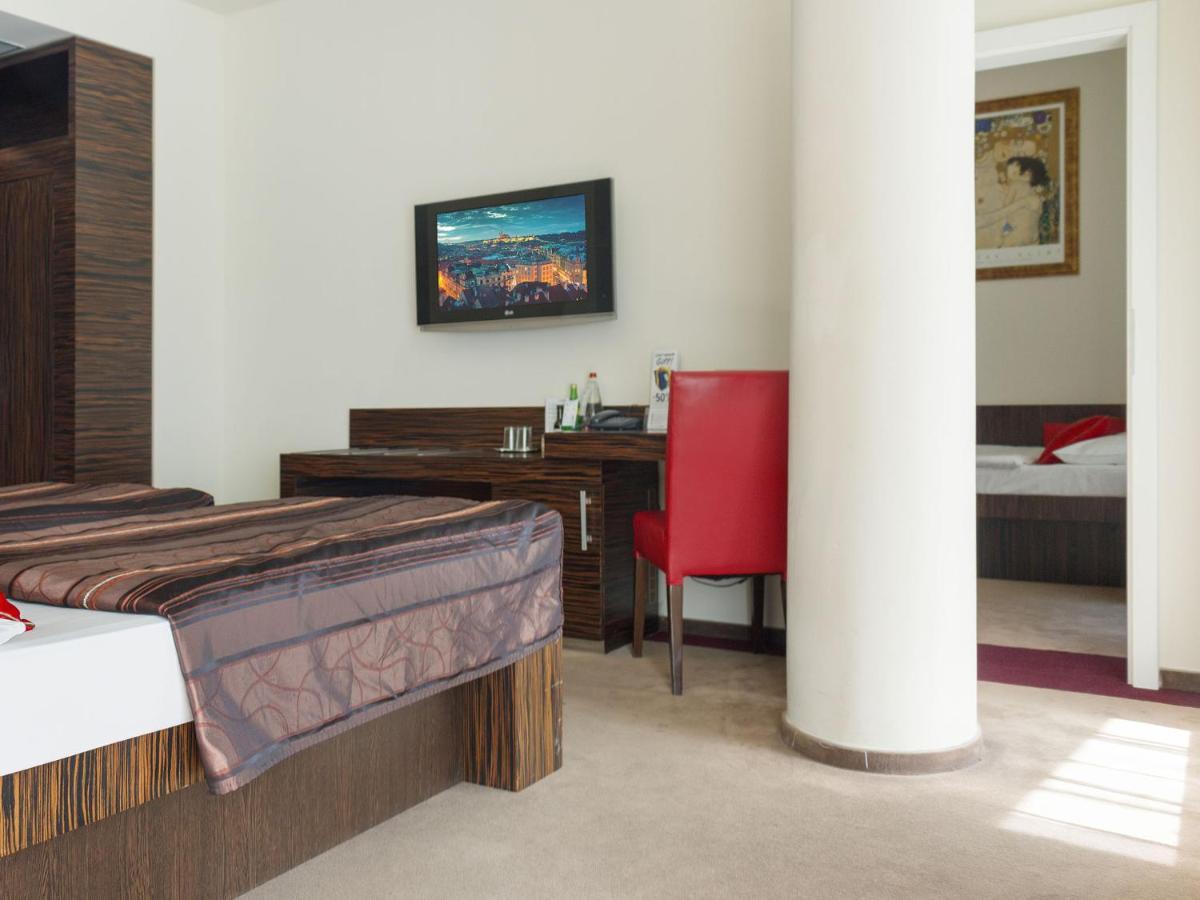 Hotel Ea Crystal Palace