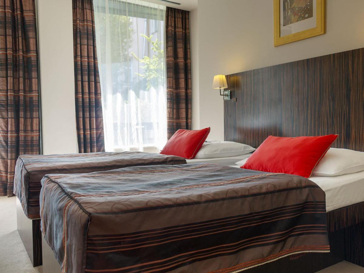 Ea Crystal Palace Hotel 4*