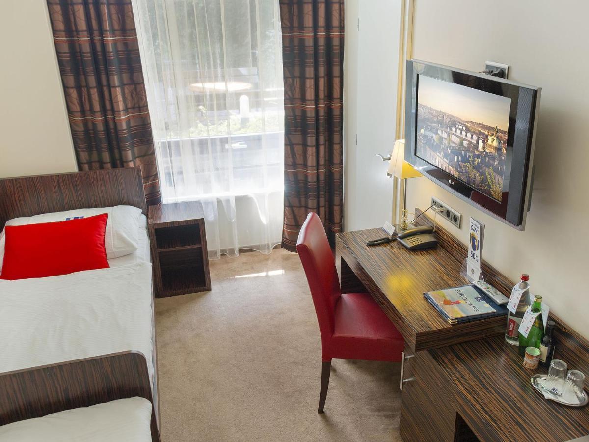 Ea Crystal Palace Hotel