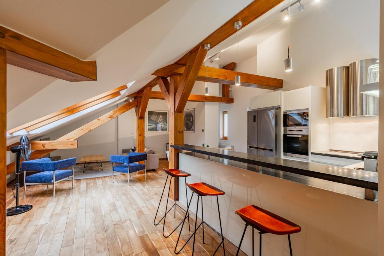 Days - Spacious 117m2 Attic Retreat W Ac - Near Old Town Sq Apartamento *