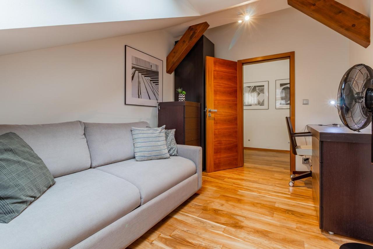 Days - Spacious 117m2 Attic Retreat W Ac - Near Old Town Sq Praga