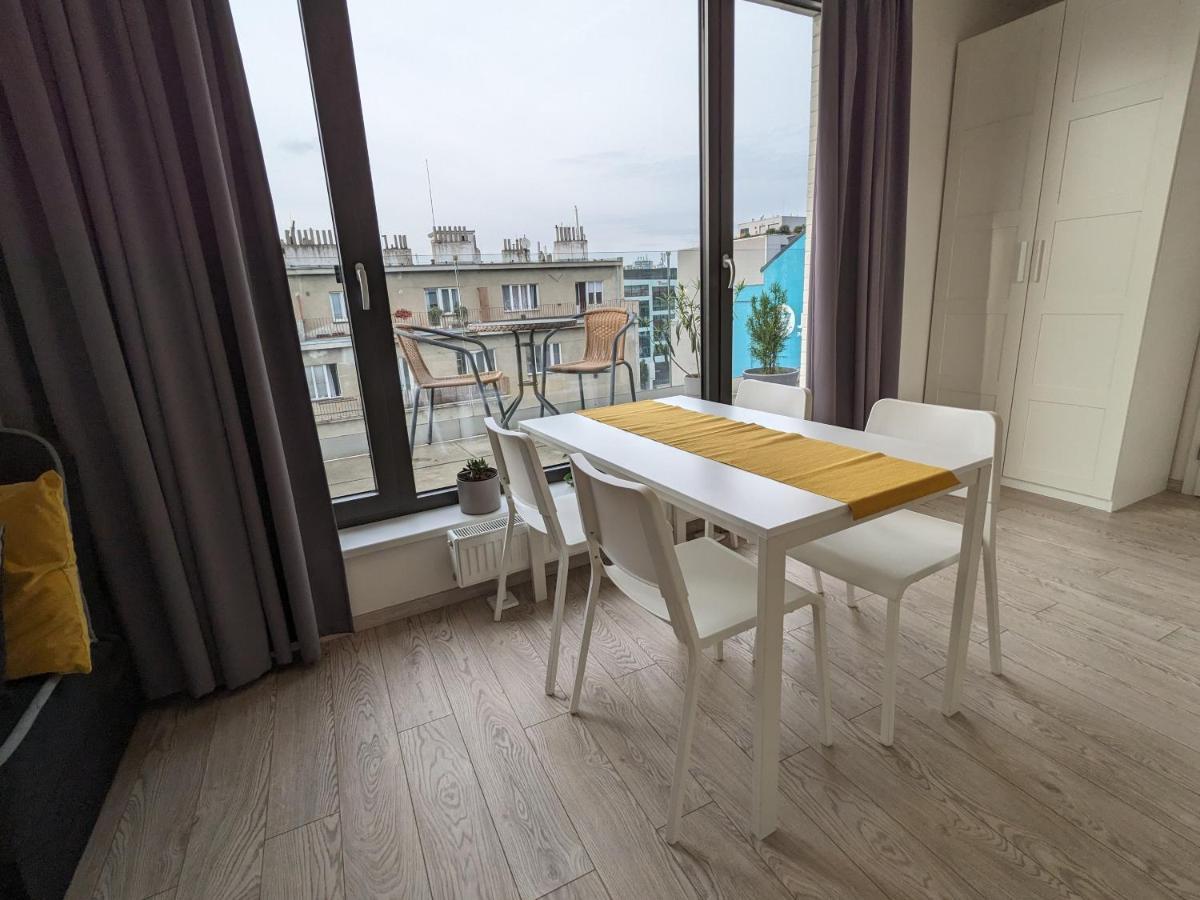 Apartment Cozy With Big Terrace In - Karlin