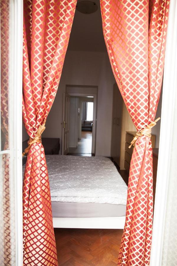 2b Pechackova Family With Balcony By The River Apartamento Praga