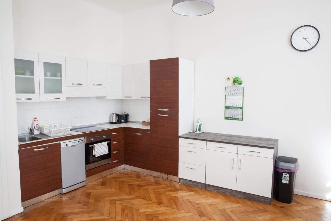 2b Pechackova Family With Balcony By The River Apartamento Praga