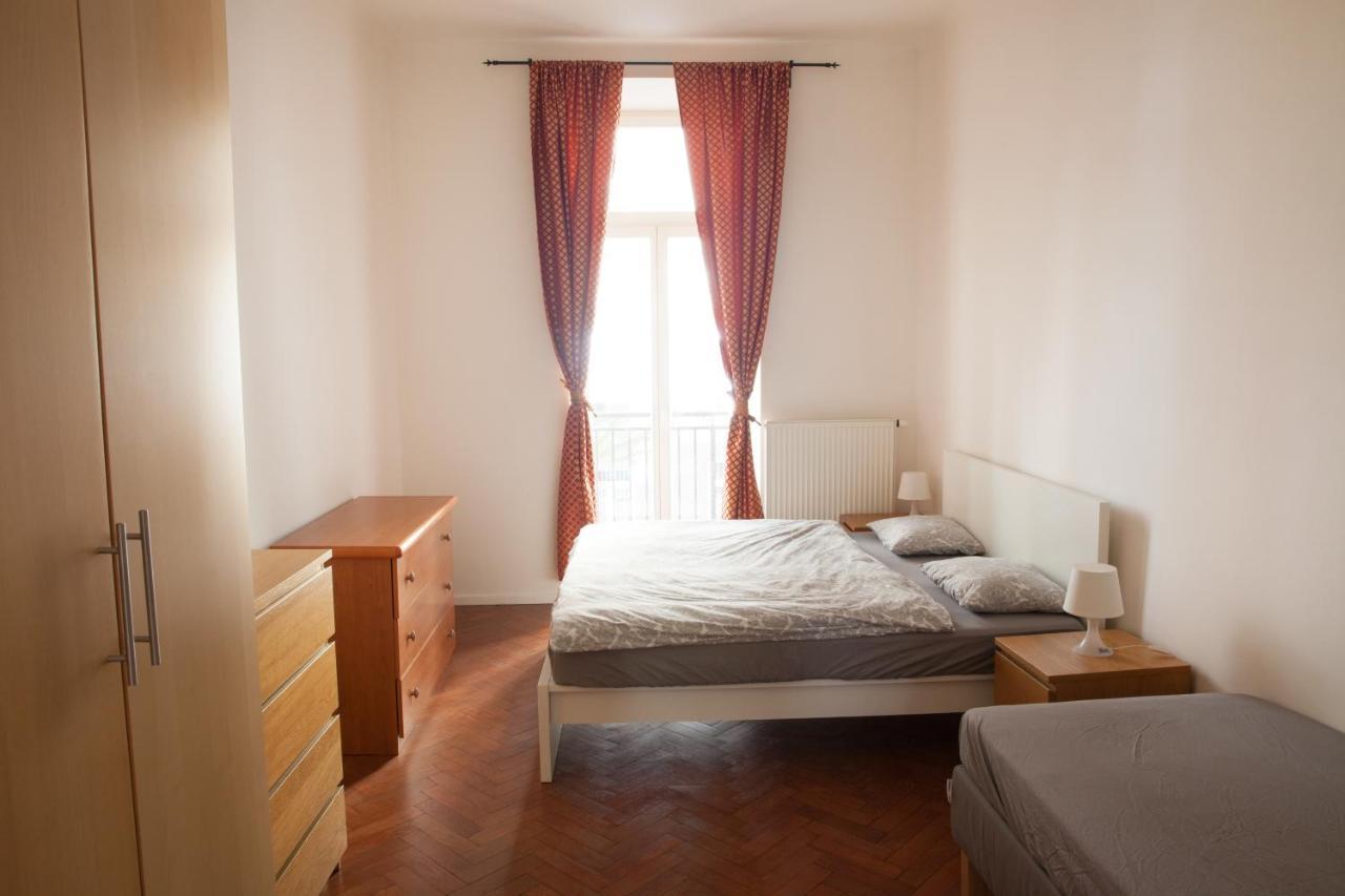2b Pechackova Family With Balcony By The River Apartamento Praga