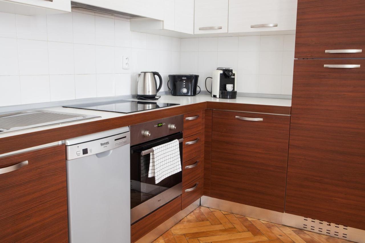 2b Pechackova Family With Balcony By The River Apartamento *