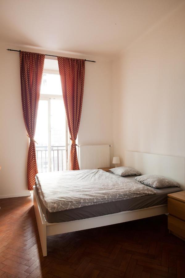 2b Pechackova Family With Balcony By The River Apartamento Praga