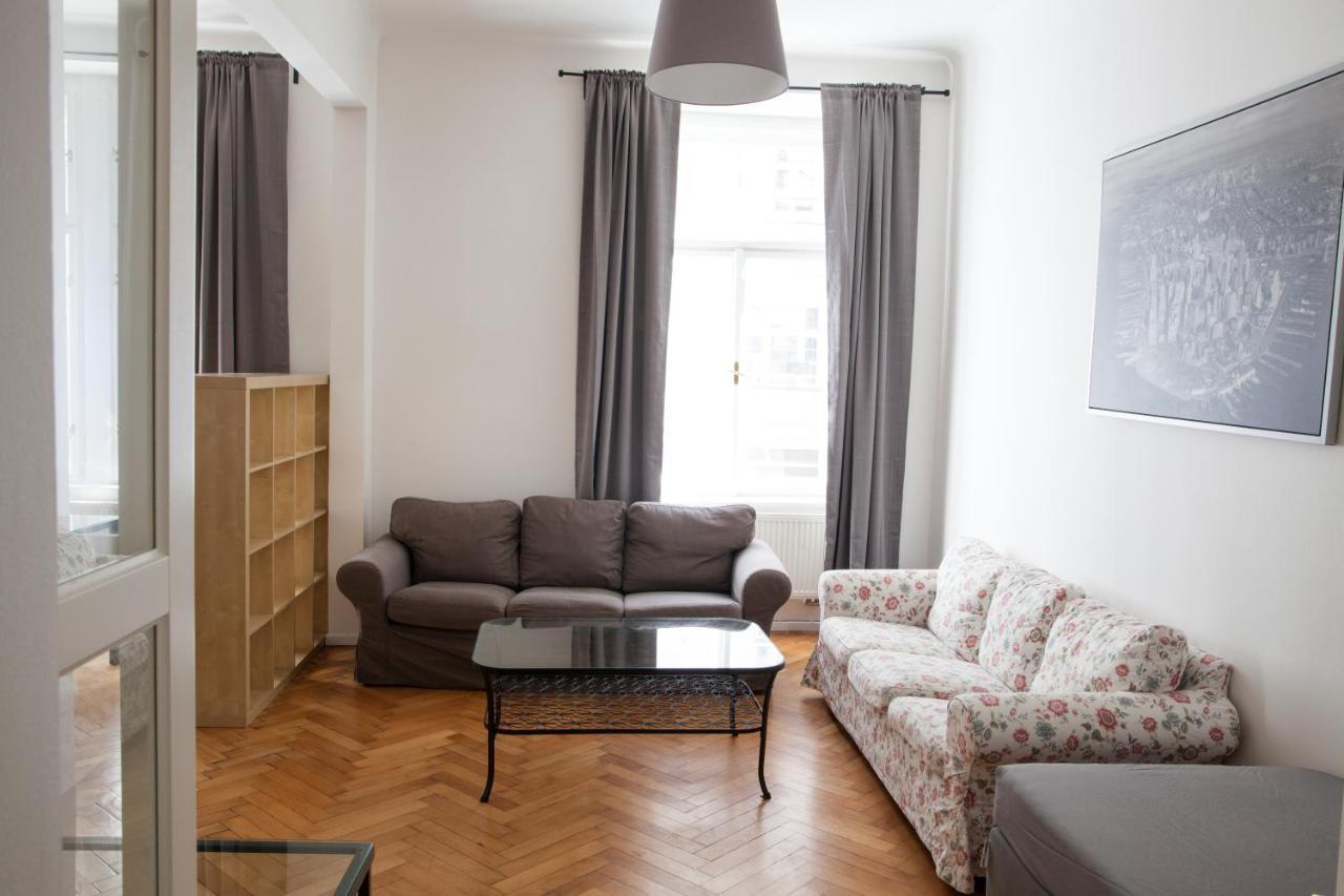 2b Pechackova Family With Balcony By The River Apartamento