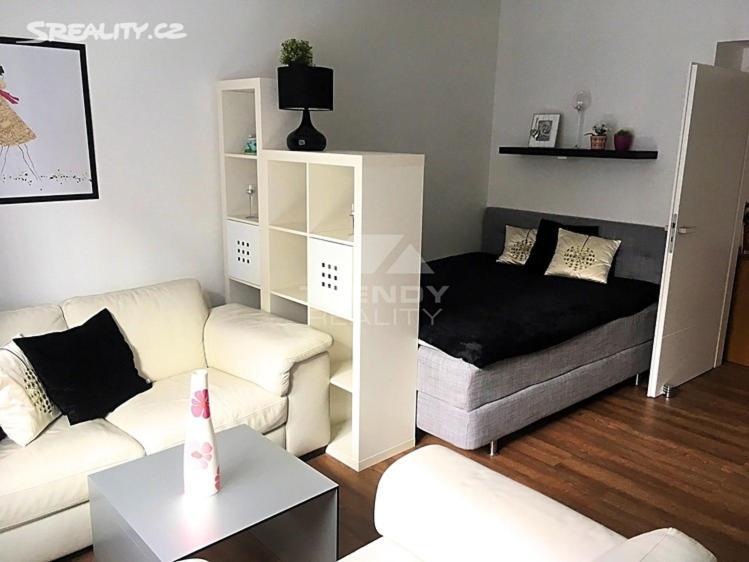 Apartman 2+kk, 50 M2 V Klidne Lokalite. 10 Min Od Centra Prahy. Apartamento Praga