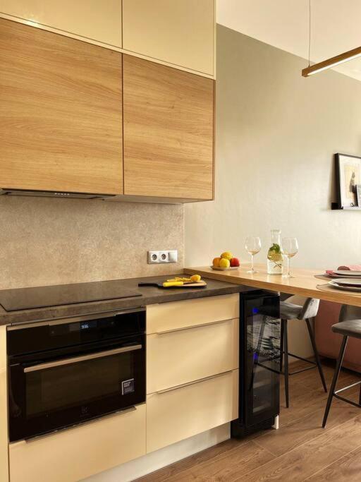 Luxury Pearl With Parking Place In Holesovice Appartement