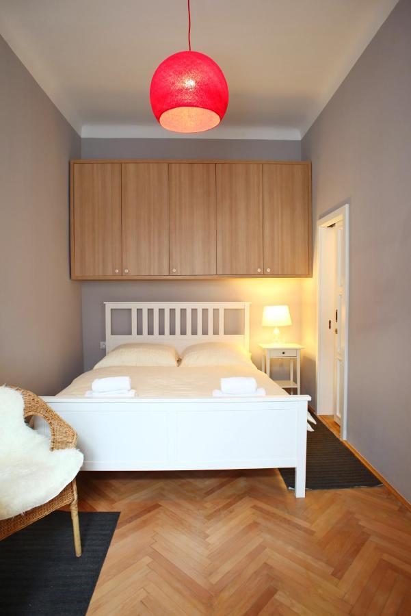 Lovely Lila * Prague