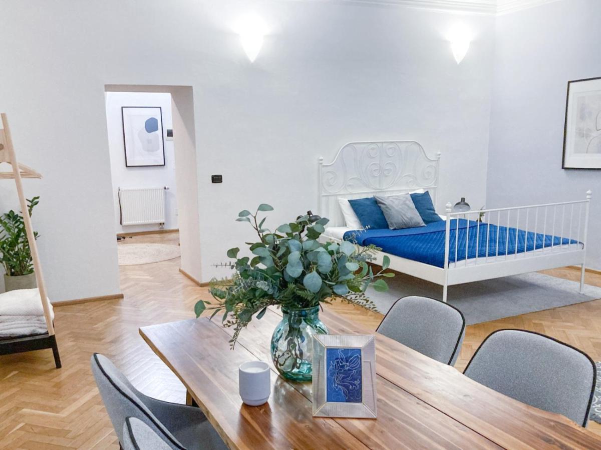 Price & Location - Historic Square Residency Appartement Prague