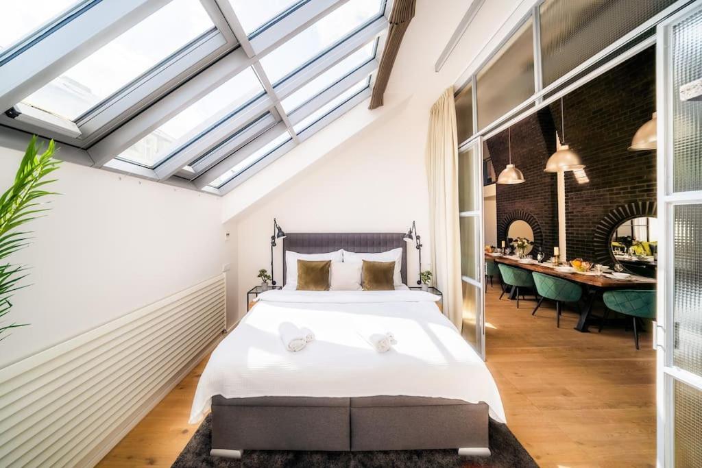 5br+2bath Old Town Industrial Penthouse, A/c Prague