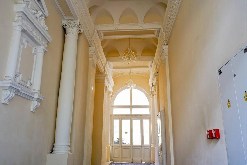 Centrally Located Gem In Apartamento