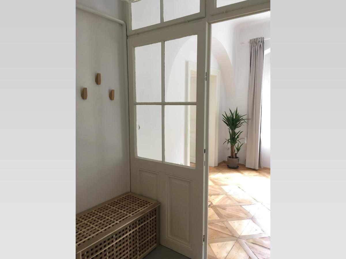 Stylish 5 Mins From The Charles Bridge Apartment *