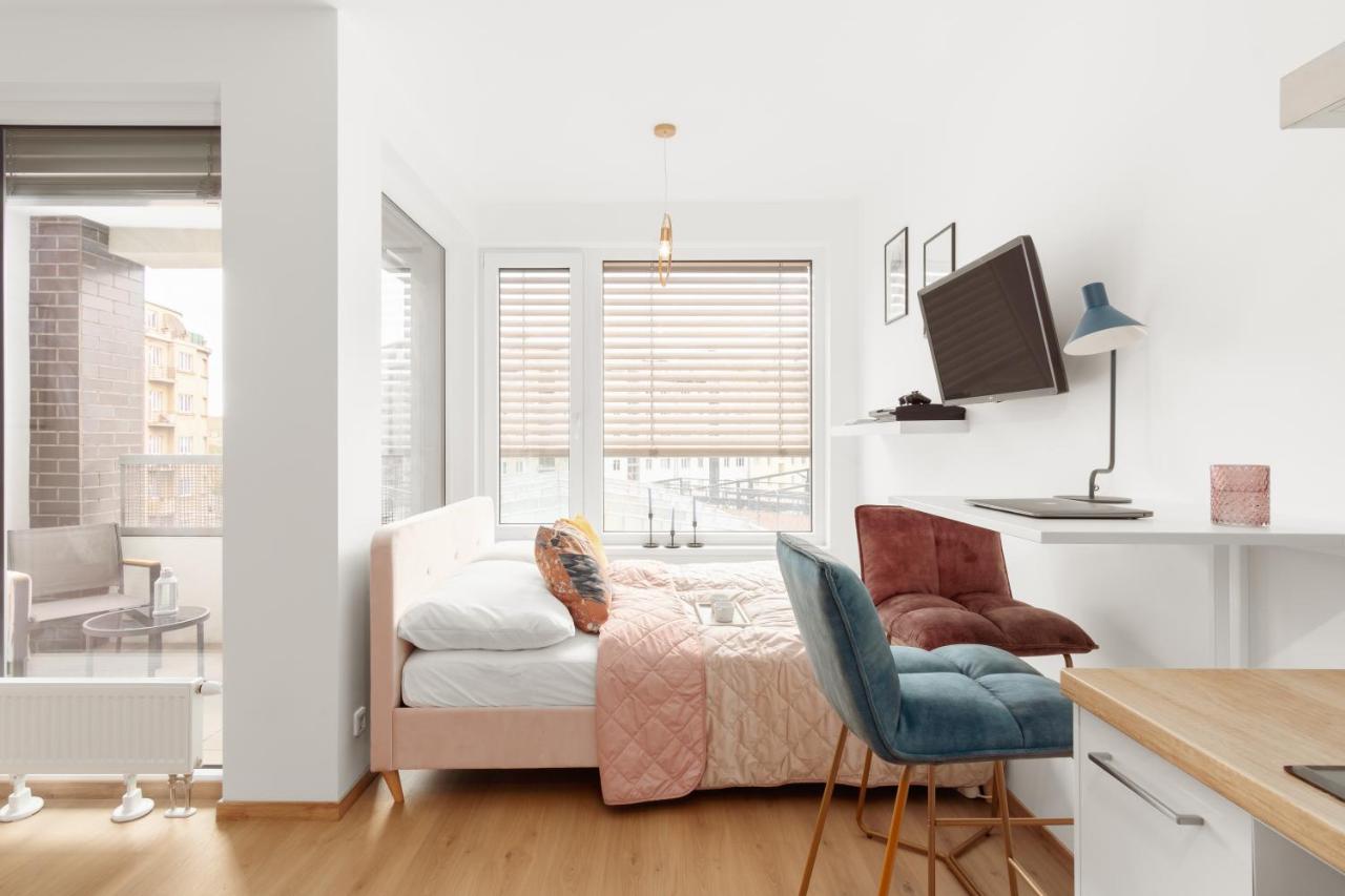 Days - Stylish W Balcony - Trendy Neighborhood Apartment Prag