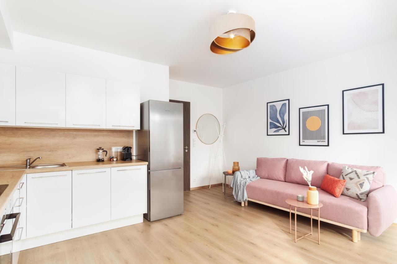 Days - Stylish W Balcony - Trendy Neighborhood Apartment *