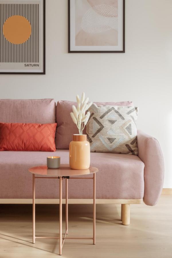 Days - Stylish W Balcony - Trendy Neighborhood Apartment Prag