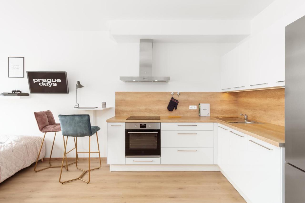 Days - Stylish W Balcony - Trendy Neighborhood Apartment Prag