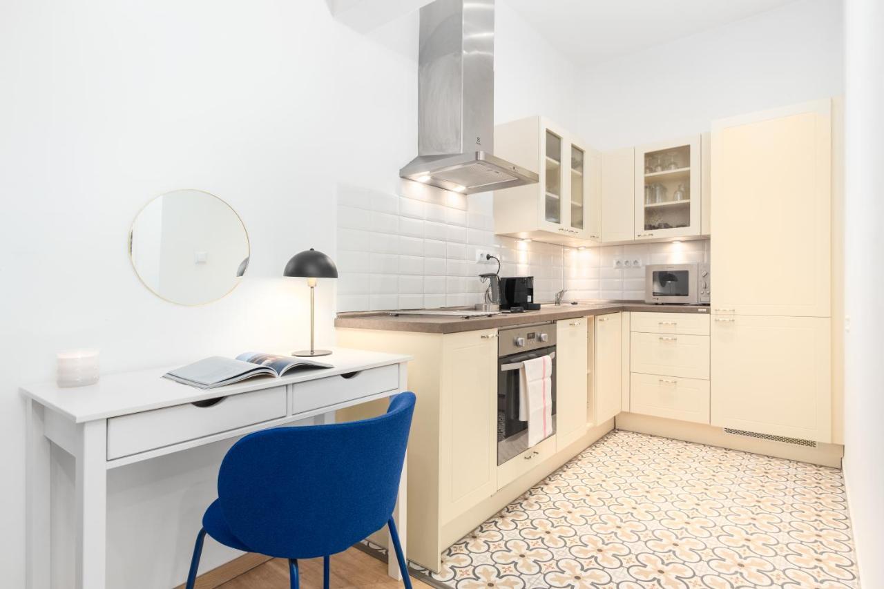 Days - Eclectic In Trendy Area Prague