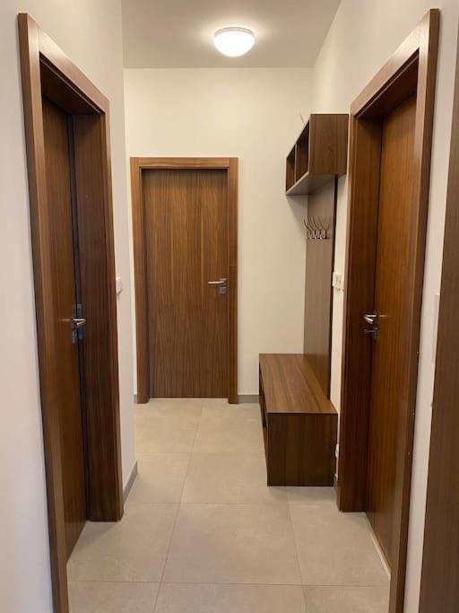 Spacious 2br 6min From Castle!