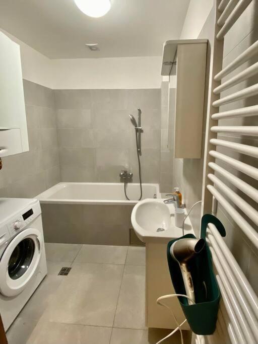 Apartment Spacious 2br 6min From Castle! *
