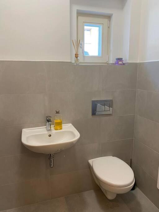 Spacious 2br 6min From Castle! *