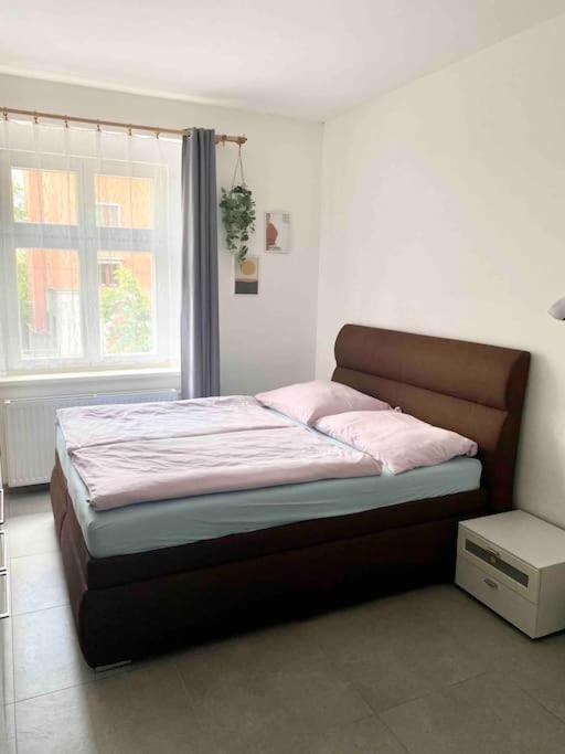 Spacious 2br 6min From Castle! Apartment *