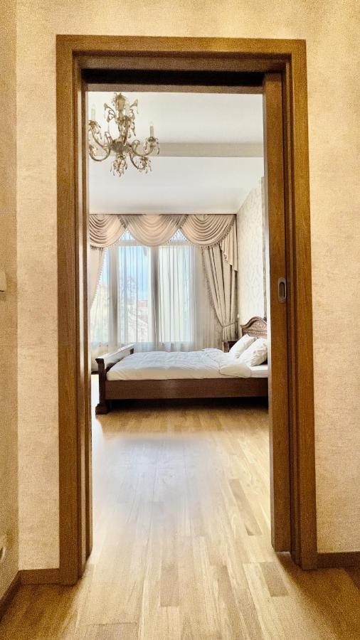 Stylish Riverside Apartment Prag