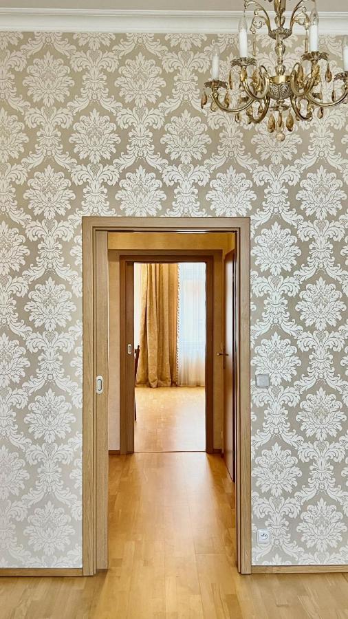 Stylish Riverside Apartment Prag