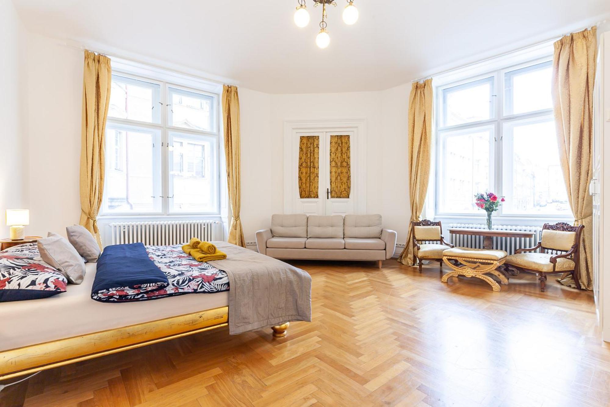 Royal Apartment By Charles Bridge View Of Saint Nicholas Church *