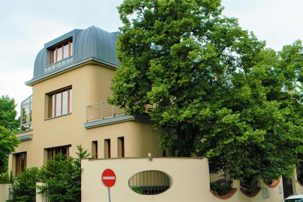 Huge Luxury Villa, 6 Beds And Baths, Terraces, Double Garage Villa *