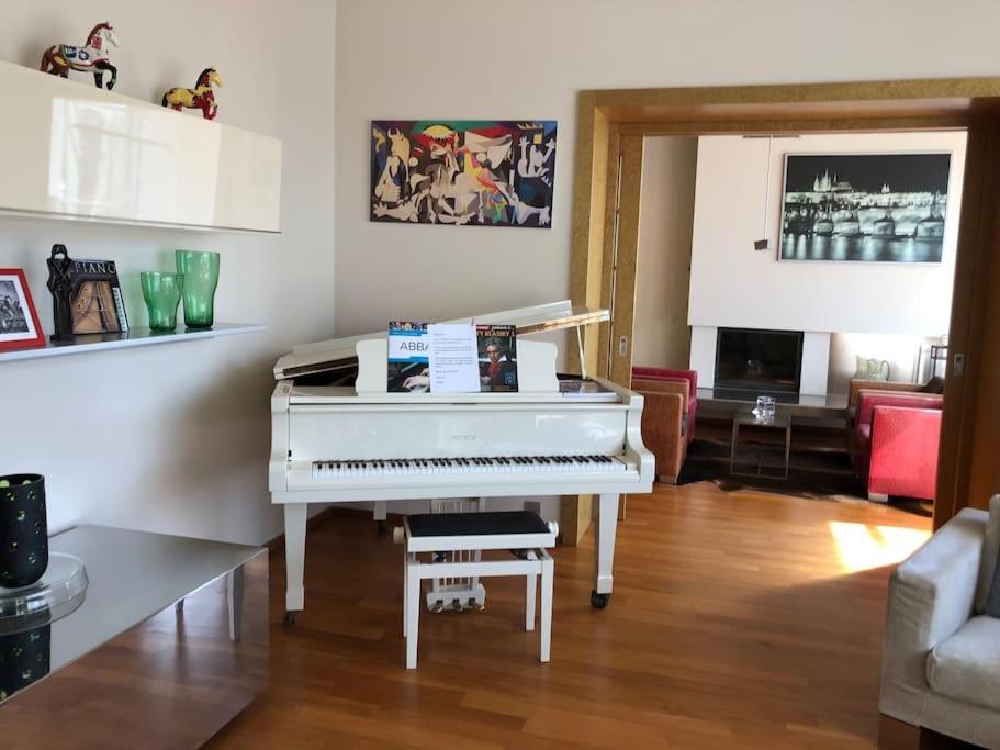 Villa Huge Luxury Villa, 6 Beds And Baths, Terraces, Double Garage Prague