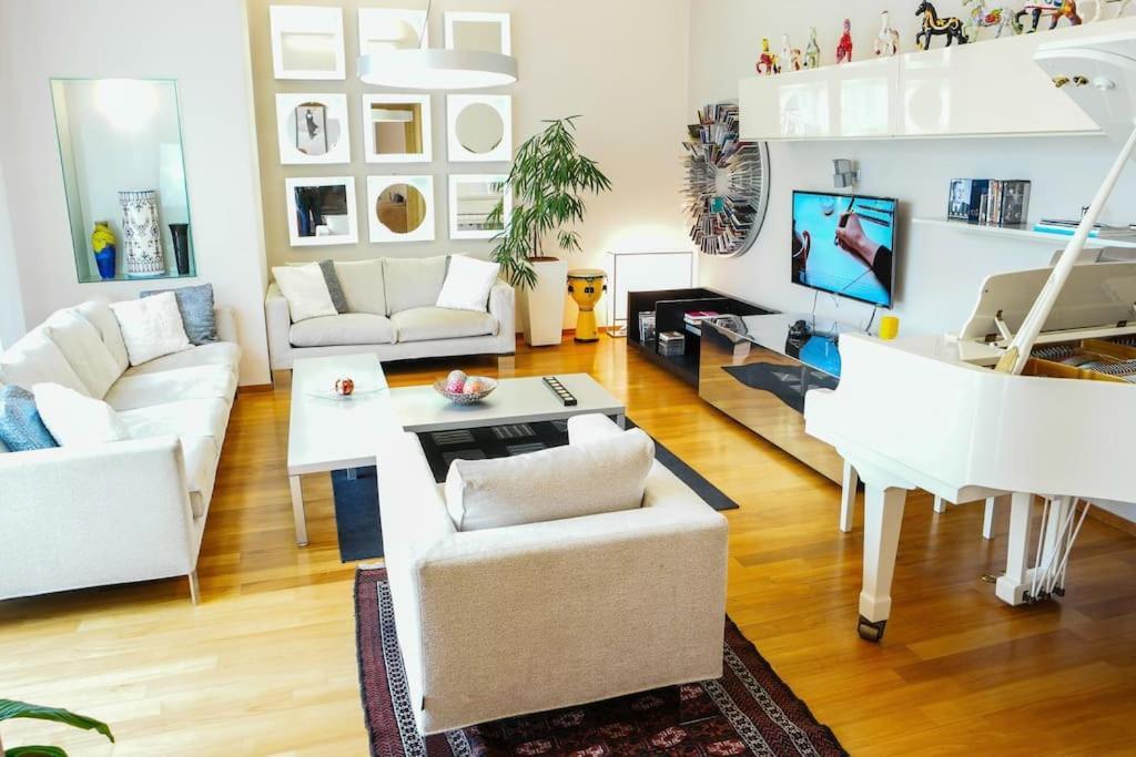 Villa Huge Luxury Villa, 6 Beds And Baths, Terraces, Double Garage *