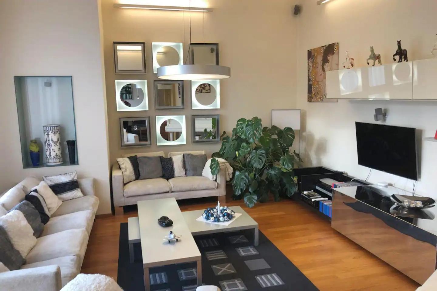Huge Luxury Villa, 6 Beds And Baths, Terraces, Double Garage *