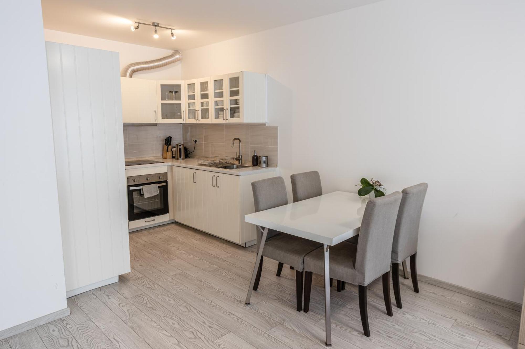 Daire Spacious Terrace With Free Private Parking *