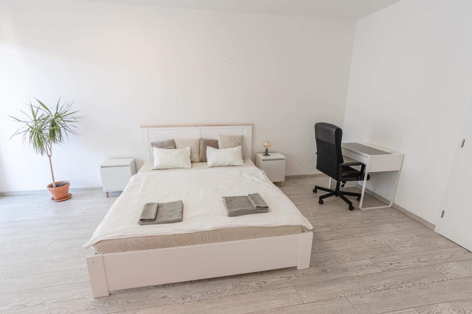 Spacious Terrace With Free Private Parking Daire *