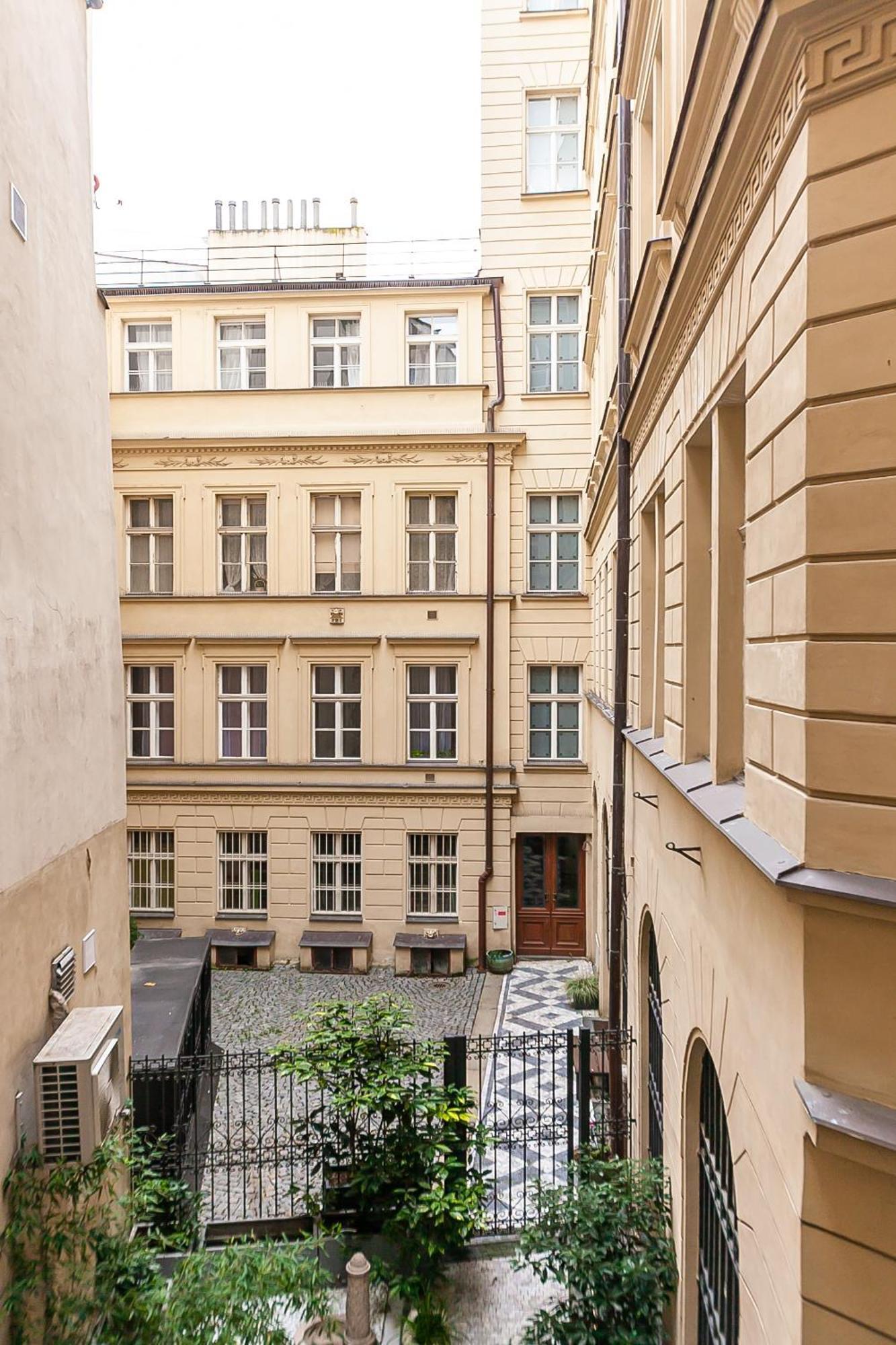 Royal Apartment By Charles Bridge View Of Saint Nicholas Church *