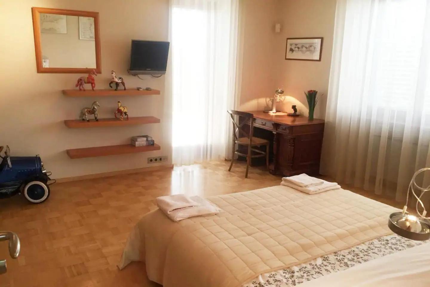 Huge Luxury Villa, 6 Beds And Baths, Terraces, Double Garage * Prague